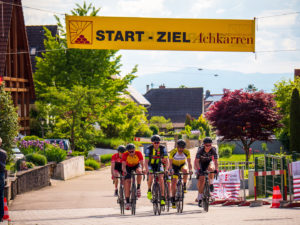 Gruppe beim Radrennen in Achkarren